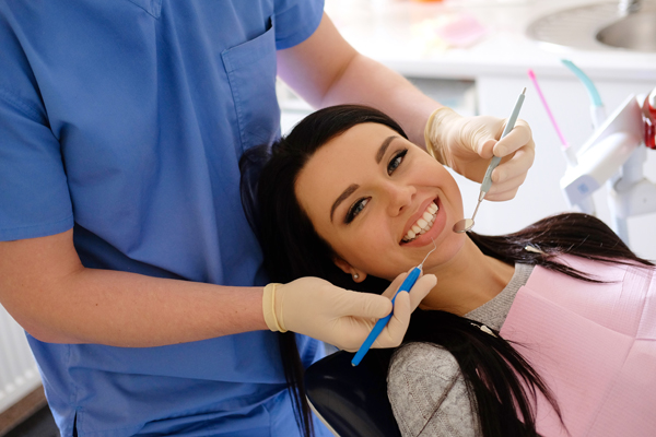 When To See A Cosmetic Dentist About Replacing Veneers